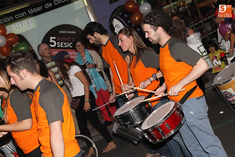 Las actuaciones en la calle son uno de los atractivos de este festival en el barrio del Oeste