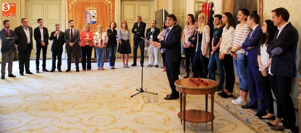 Mañueco recibió a los olímpicos salmantinos en el salón de Recepciones