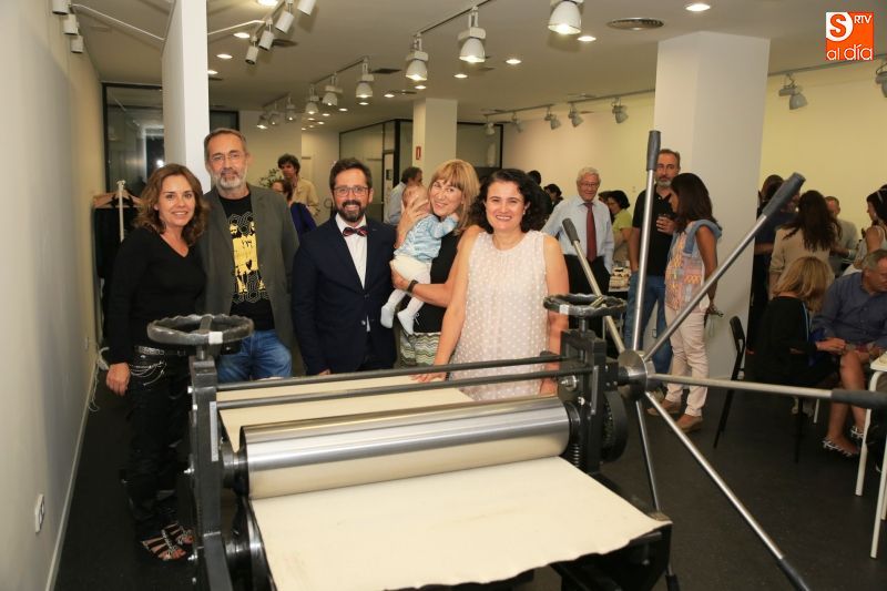 Un momento de la inauguración de la galería con buen ambiente de público