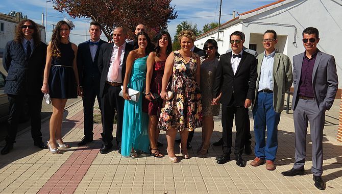 Los invitados posan en Villoria antes de la ceremonia