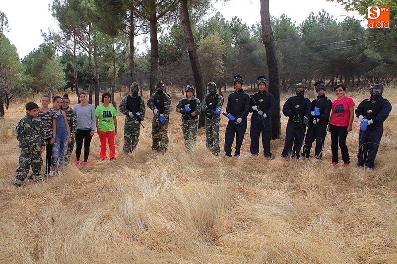 Los jóvenes se dividieron en equipos para enfrentarse en terreno de juego.