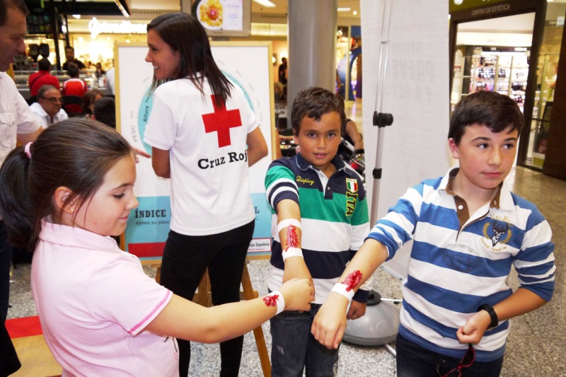 Cruz Roja Salamanca realiza un ‘tour’ de primeros auxilios en el CC Tormes  