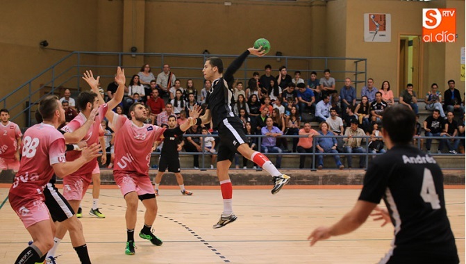 Jugada del partido entre la Universidad de Salamanca y la Universidad de Valladolid