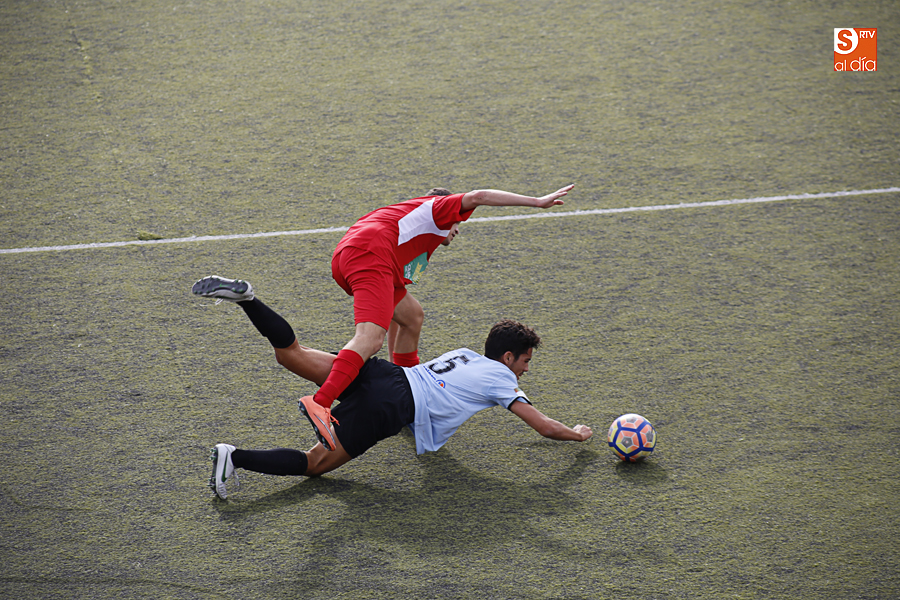 Jugada del partido entre el Navega y el Santa Marta (Foto de Álex López)