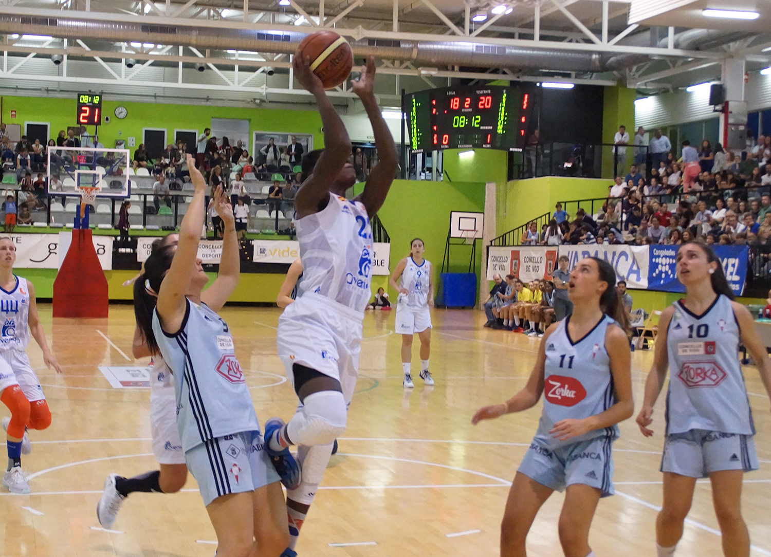 Un momento del partido entre el Celta y el Perfumerías Avenida en Vigo