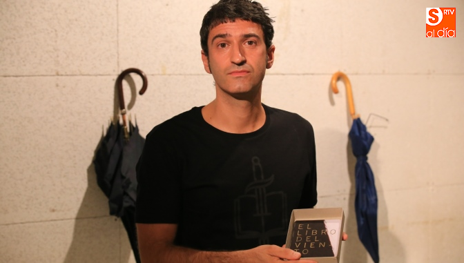 Roberto Equisoain presentó ‘El libro del viento’ con una lectura y performance / Foto de Alberto Martín