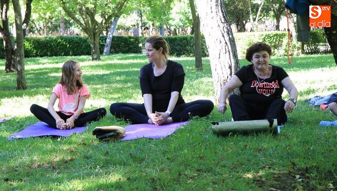 Los participantes deben llevar ropa cómoda, esterilla y manta