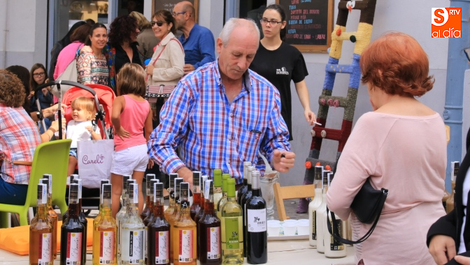 Buena respuesta del público al mercadillo de la plaza del Oeste / Foto de Alberto Martín