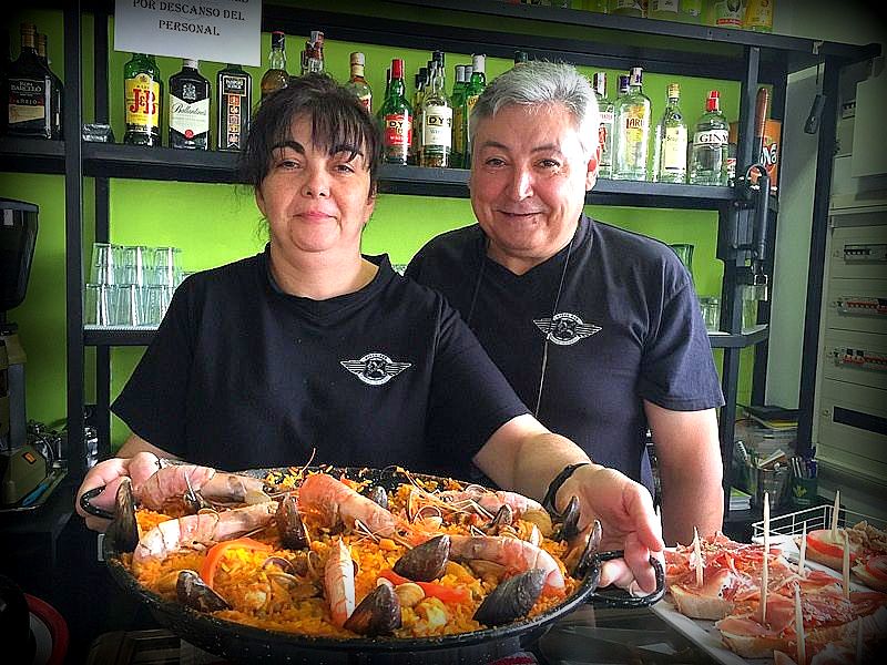 Begoña y Fidel, regentes de Comeron, muestran una sabrosa paella a pie de barra