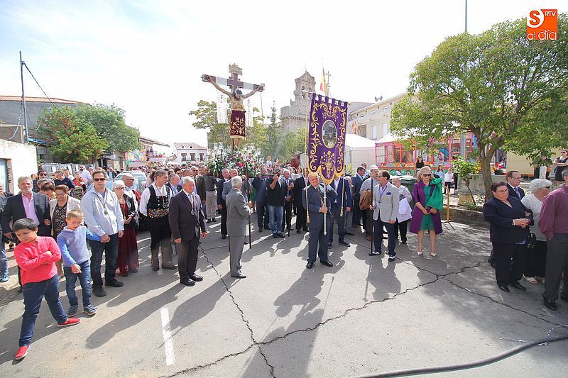 Los cofrades se turnaron para llevar la imagen del Cristo del Amparo en procesión.