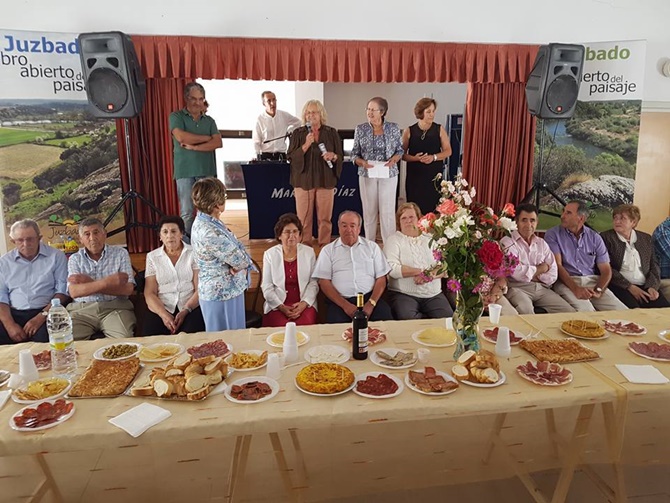 Vino de honor celebrado este domingo con motivo de las fiestas de la Asociación San Miguel Arcángel. Fotos: AytoJuzbado