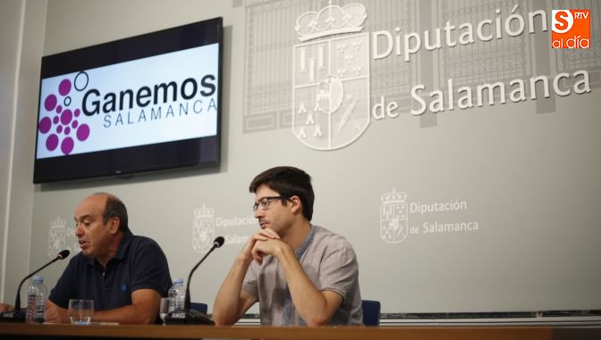 José Ramón Barrueco, portavoz de Stop Uranio, y Gabriel de la Mora, diputado de Ganemos / ALEJANDRO LÓPEZ