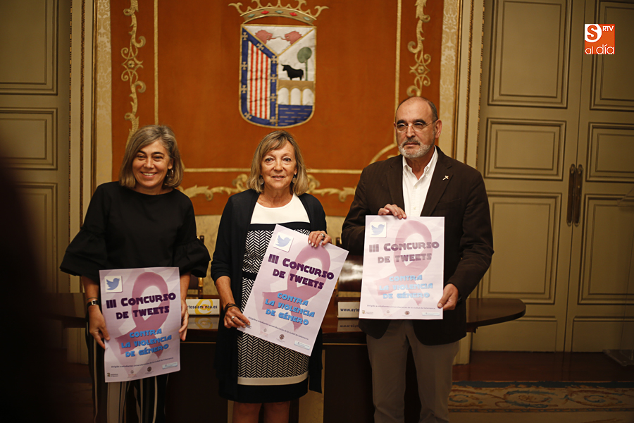 La concejala de Familia, Cristina Klimowitz, junto a la vicerrectora de Atención al Estudiante y Extensión Universitaria de la Universidad de Salamanca, Cristina Pita, y el vicerrector de Relaciones Institucionales y Comunidad Universitaria de la Pontific