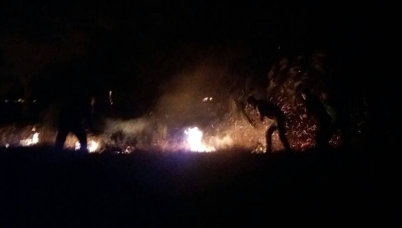 La colaboración vecinal, imprescindible en las labores de control de las llamas / MANUEL NICOLÁS BOGAZ