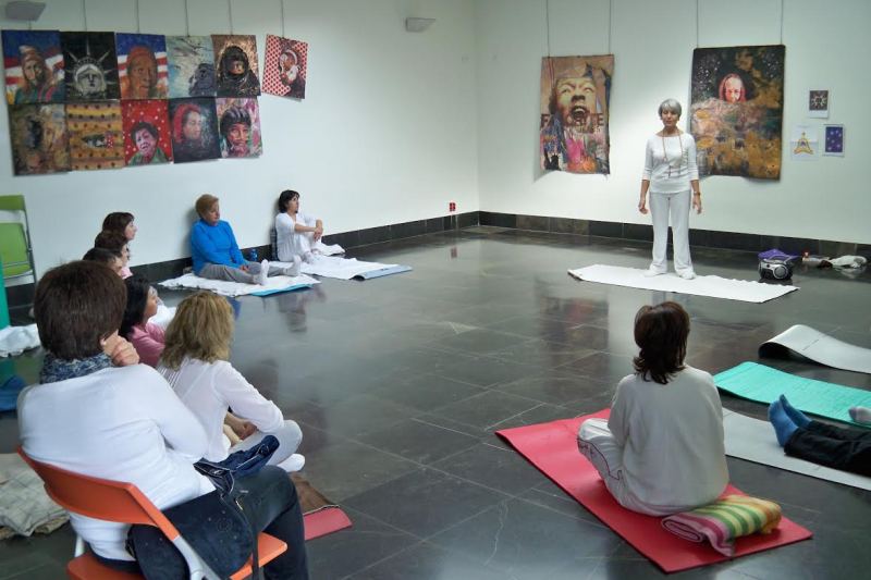 Un momento de una clase de yoga en el centro cívico-social