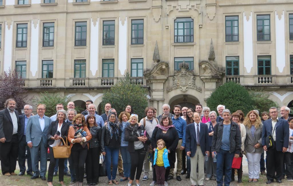 Algunos de los participantes ante el Colegio Fonseca de la Universidad de Santiago