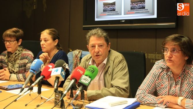 Pablo de Unamuno, portavoz de la Plataforma de Salamanca para la Defensa de la Sanidad Pública, en el centro / Foto de Alberto Martín