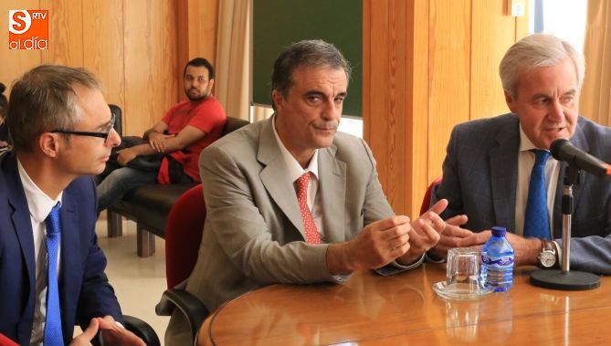 La charla se realizó en la Sala de Juntas de la Facultad de Derecho / Foto de Alberto Martín