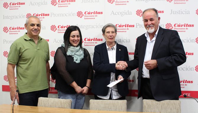 Acto de entrega del donativo de Pajares de la Laguna a Cáritas
