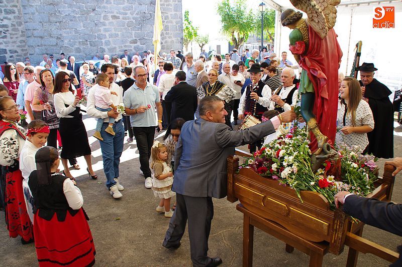 La ofrenda a San Miguel llena las calles de color