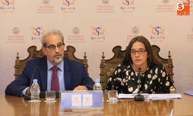 El rector (izquierda) informa de los acuerdos del Consejo de Gobierno. Foto: Alberto Martín