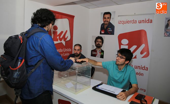 Votación de los militantes en la sede salmantina de IU. Foto: Alberto Martín