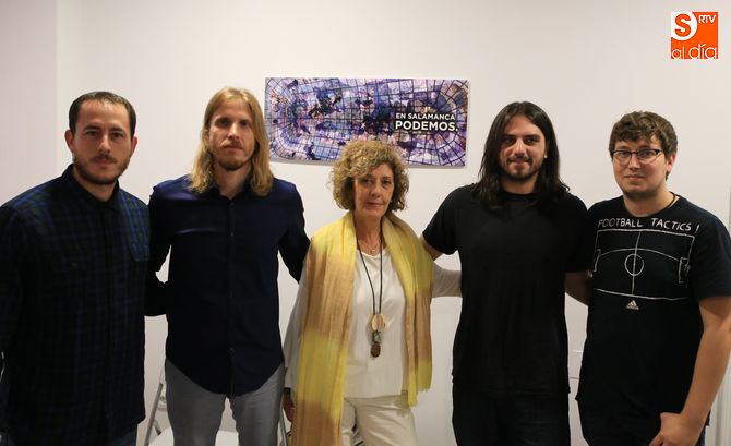 Pablo Fernández, junto a representantes salmantinos de Podemos. Foto: Alberto Martín