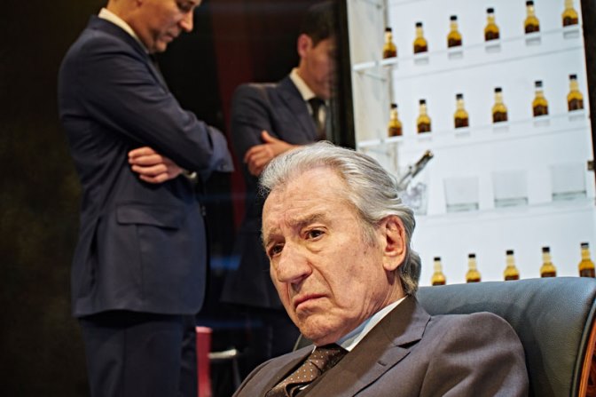 José Sacristán en la obra Muñeca de porcelana