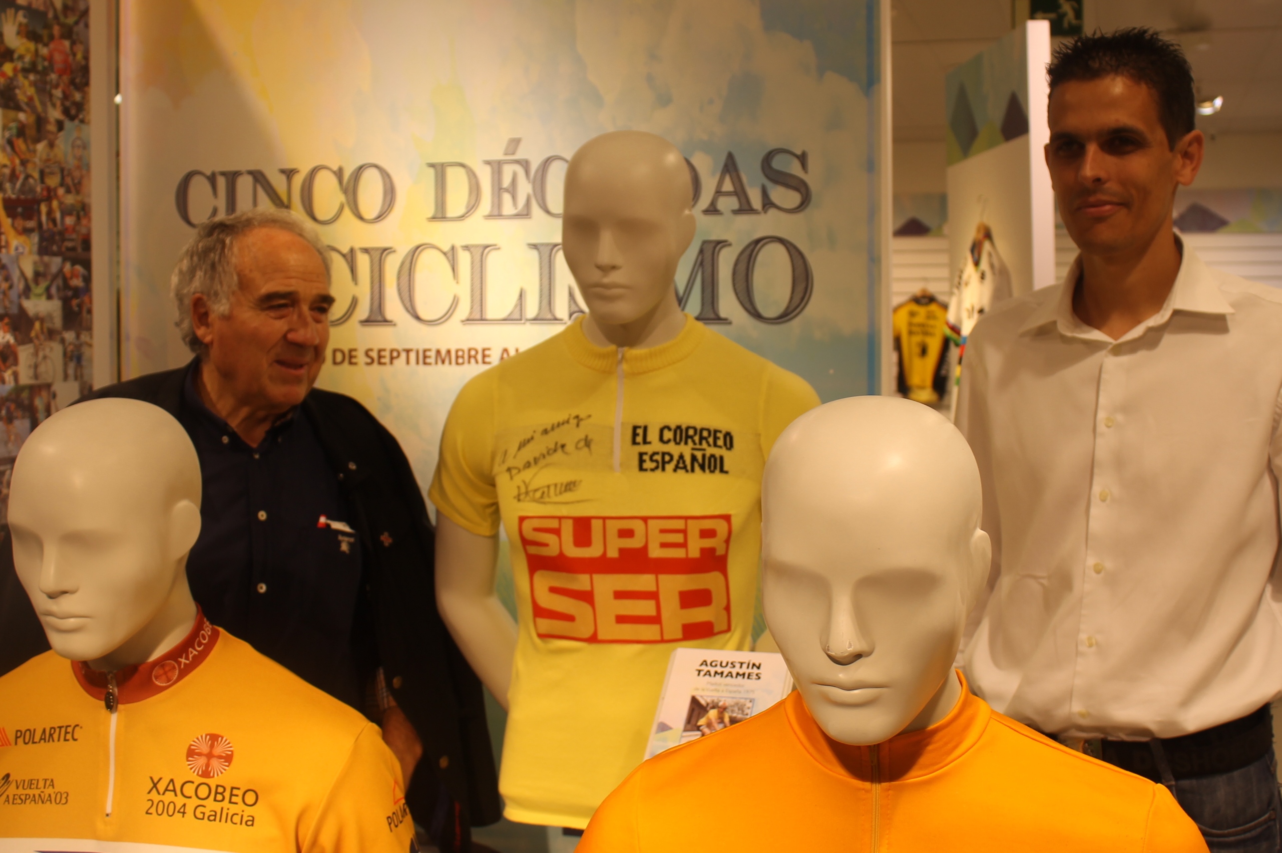 Tamames, a la izquierda, junto a David, responsable de la exposición