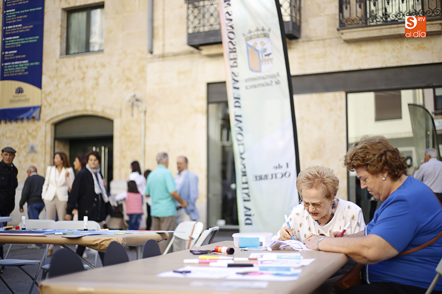 Los mayores participan en la realización de un gran mural en la Plaza del Liceo. Foto: Alejandro López