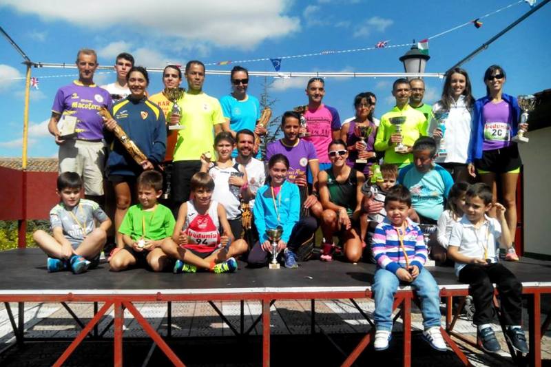 Foto familiar de los premiados en la carrera de Aldehuela de la Bóveda