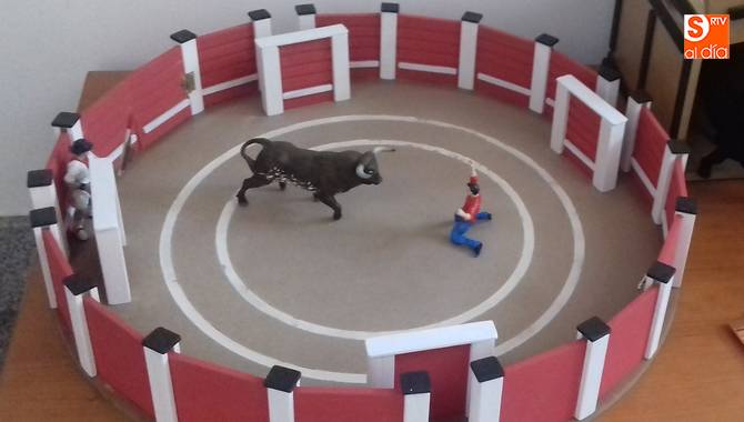 Se trata de miniaturas o maquetas de festejos taurninos, y que pueden servir como juguetes para niños y adultos