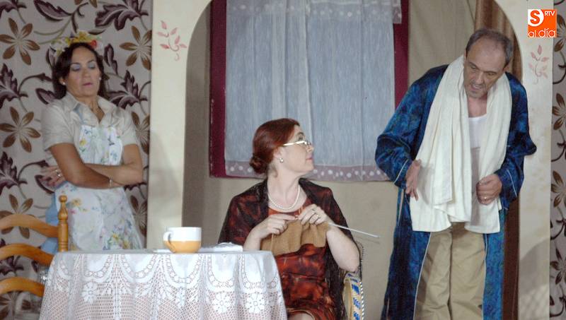 Momento de la representación de la obra ¡Qué solo me dejas! a cargo de Aquí se hace Teatro