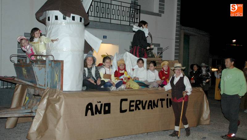 En Valderrodrigo se acordaron de la celebración del Año Cervantino para este desfile de carrozas