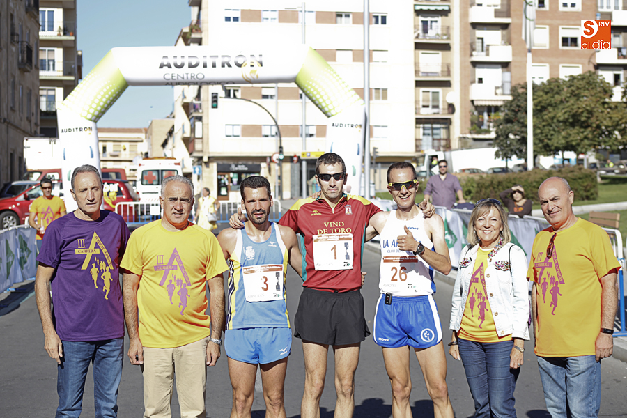 Las autoridades y organizadores posan con los vencedores masculinos