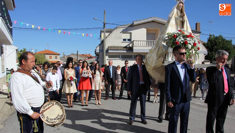 La Virgen del Rosario recorrió las calles en la procesión amenizada por el grupo de folclore de El Maillo / CORRAL