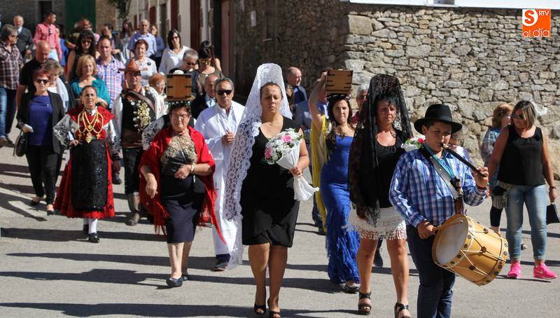 Madrinas y cuartilleras realizaron de nuevo el tradicional pasacalles  hasta la iglesia bajo los sones de los tamborileros / CORRAL