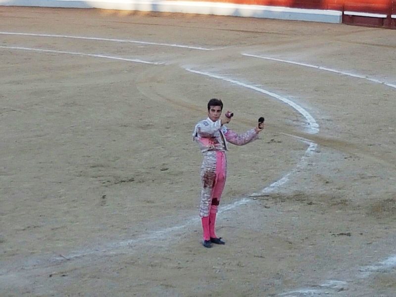 Alejandro Marcos saluda al tendido tras su faena al cuarto