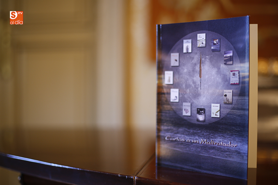 El Consistorio ha editado una publicación con las redacciones ganadoras del certamen Carta a un maltratador (Foto de Álex López)