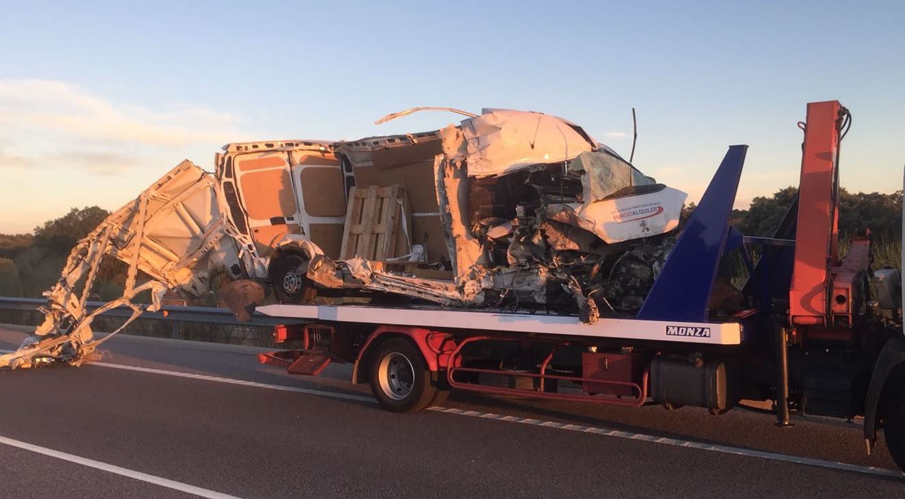 Estado de la furgoneta que impactó contra un camión y un coche de la Guardia Civil