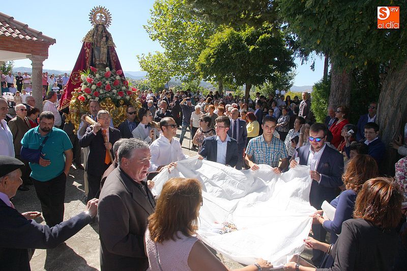 Cientos de fieles arropan a la Virgen de Valparaiso en la ermita