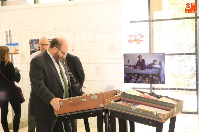 Inauguración de la muestra ‘Derechos de los Refugiados, 11 vidas en 11 maletas’ / Foto de Alberto Martín