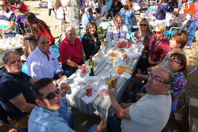 Los vecinos degustan los bocadillos en honor a la Virgen de la Yedra