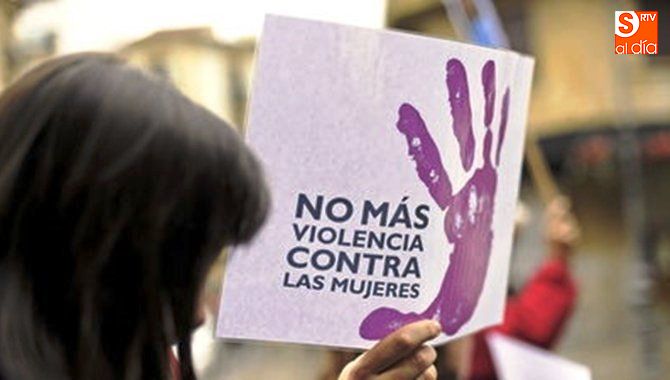 Una mujer observa una pancarta contra la violencia de género