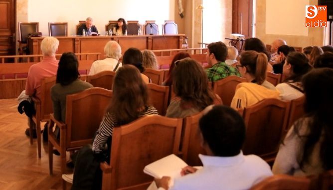 Conferencia de Anthony C. Spearing en Filología / Foto de Alberto Martín