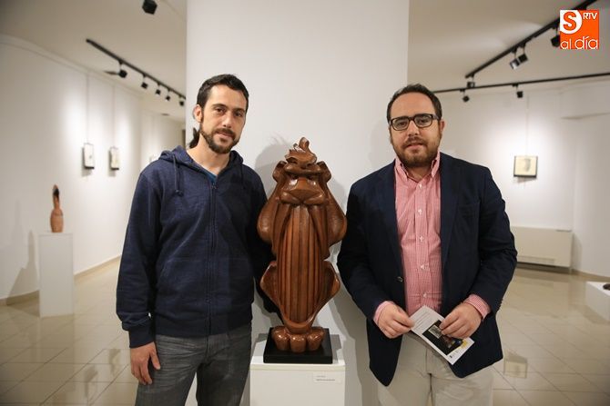 David Miedes y el concejal de Juventud, Daniel Llanos, junto a una de las piezas de la exposición. Foto: Alberto Martín