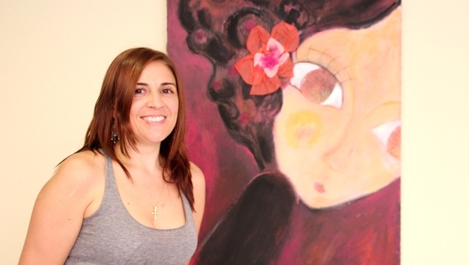 Maribel Sánchez Curto junto a una de sus obras