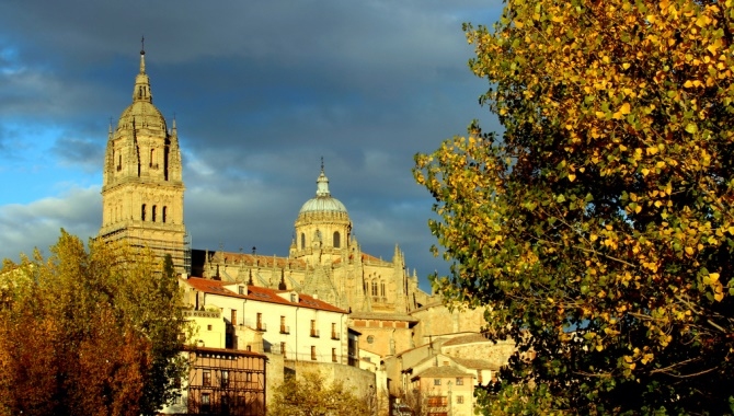 En otoño hay menos horas de luz y la intensidad de la radiación solar es menor