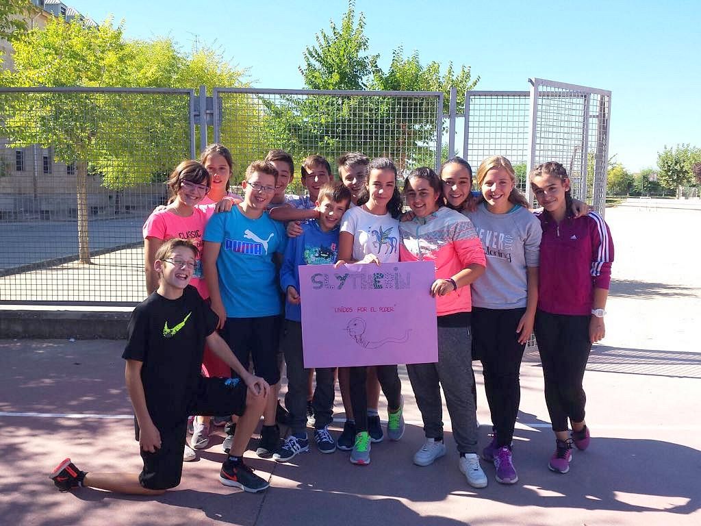 Alumnos de ESO en las actividades en las pistas deportivas del Colegio San Agustín