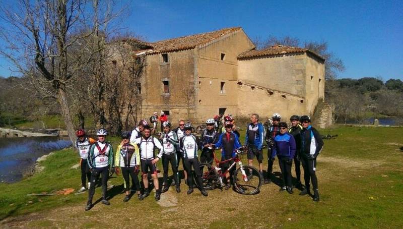 Integrantes de Vitikletas en la antogua fábrica de Gema en una de sus salidas en BTT